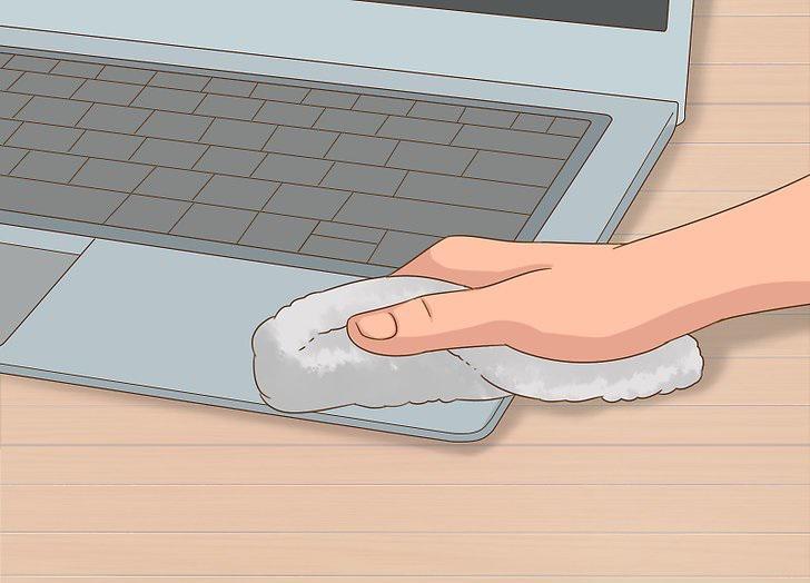 پاکسازی برچسب با دستمال از روی لپ تاپ 